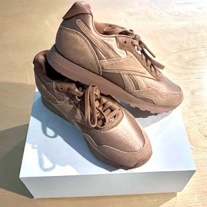 Special edition victoria beckham Reebok pink/rosegold shoes